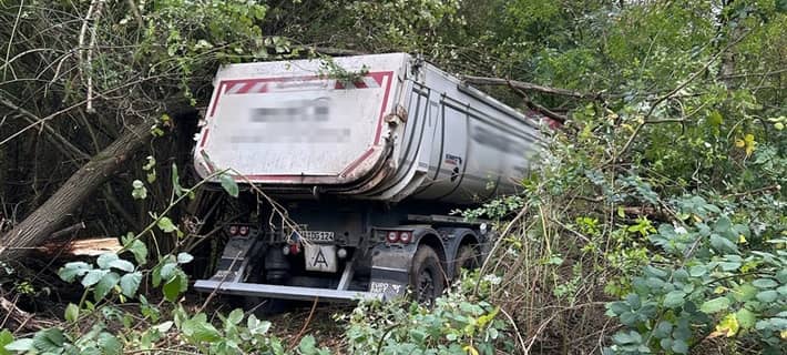 Aufgrund eines medizinischen Notfalls verlor ein 64 Jahre alter Lkw-Fahrer die Kontrolle über sein Fahrzeug.