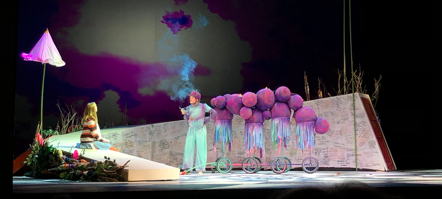 Premiere von „Alice im Wunderland“ im Stadttheater