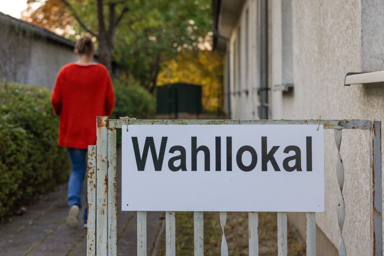 Eine Wahlhelferin läuft in ein Wahllokal. In Brandenburg findet am Sonntag die Landtagswahl statt.